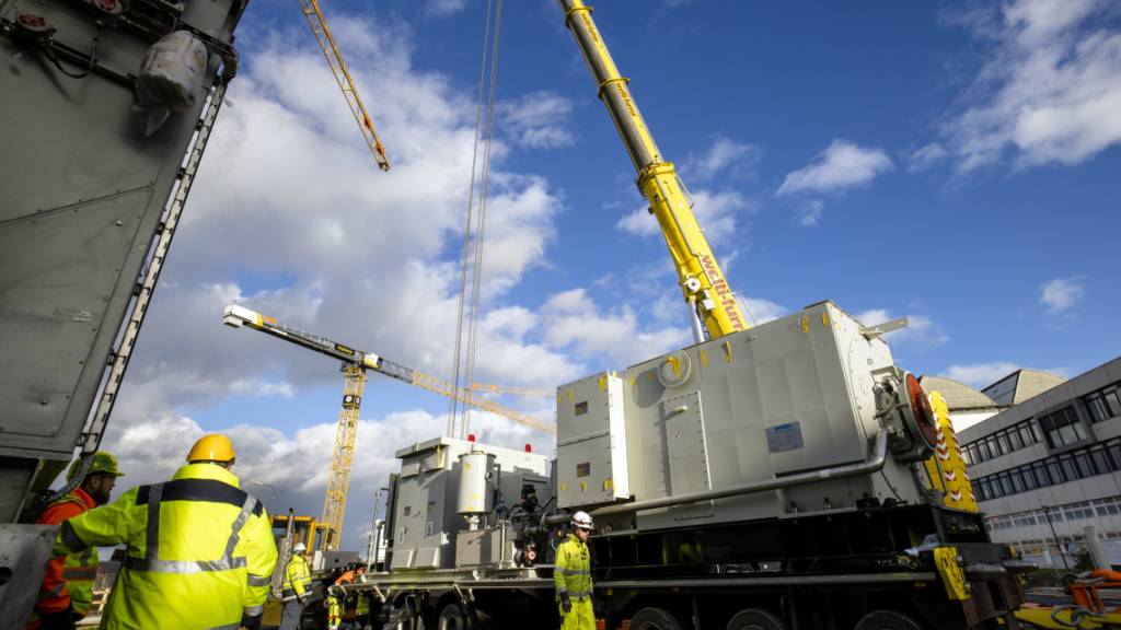 Installation einer Turbine des Reservekraftwerks in Birr AG. Der Bundesrat hat die Verordnung für den Betrieb solcher Anlagen gutgeheissen und in Kraft gesetzt. (Archivbild)