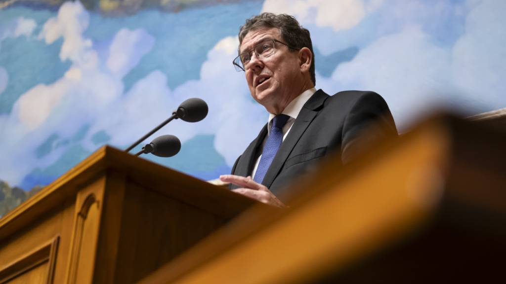 Der Nationalrat folgt der Empfehlung des Bundesrates (im Bild Albert Rösti) und stimmt dem indirekten Gegenvorschlag zur Feuerwerk-Initiative zu.