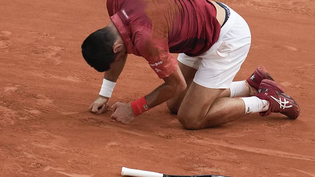 Novak Djokovic am Boden: Der Serbe fällt nach einer Meniskus-Operation vorerst aus. Ob er für Wimbledon rechtzeitig fit wird, scheint unwahrscheinlich