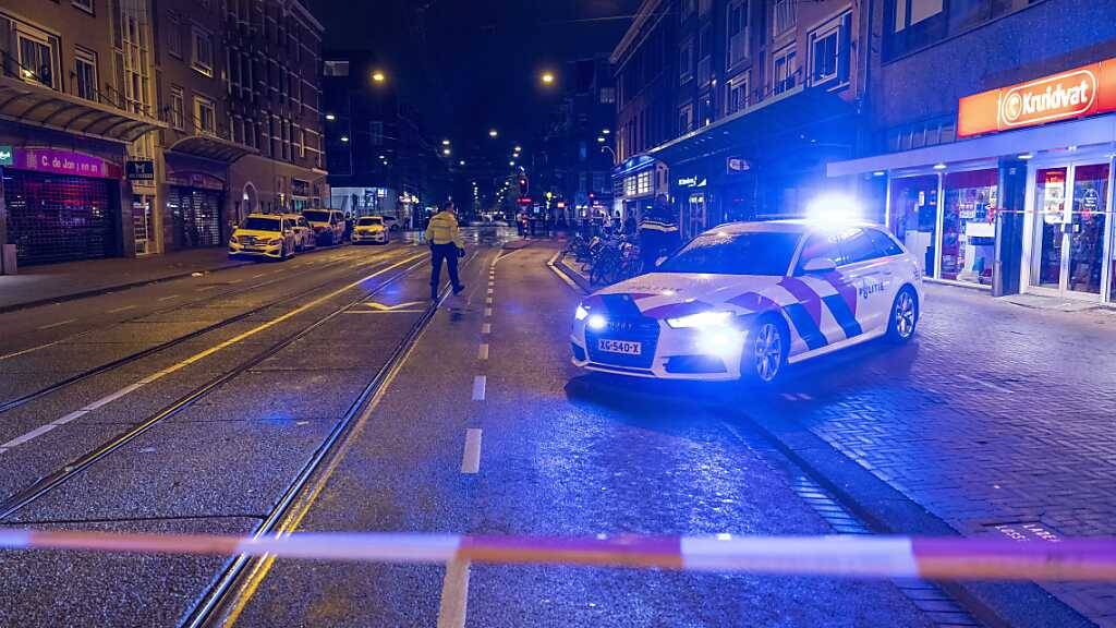 Rettungsdienste in Amsterdam, wo fünf Menschen durch Messerstiche verletzt wurden - eines der Opfer starb noch vor Ort. Foto: Michel Van Bergen/ANP/dpa