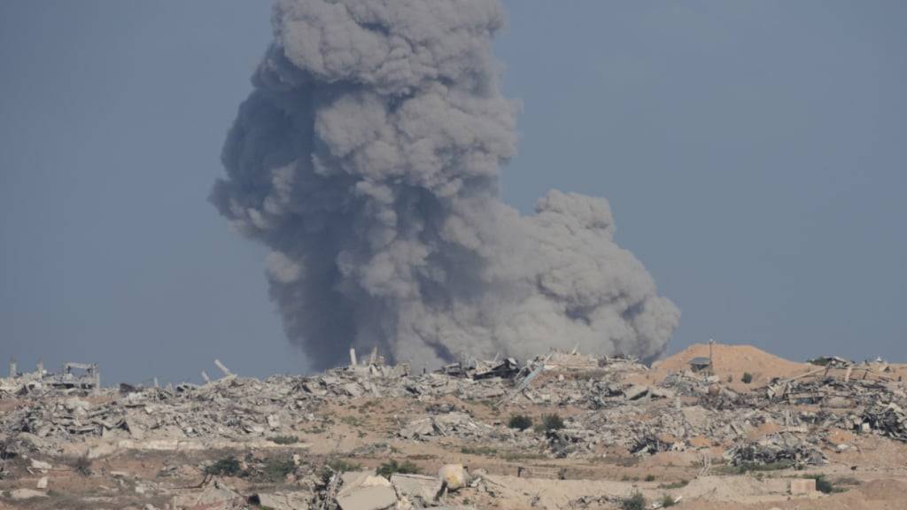 Rauch steigt nach einem Bombardement der israelischen Armee im Gazastreifen auf, vom Süden Israels aus gesehen. Foto: Ohad Zwigenberg/AP/dpa