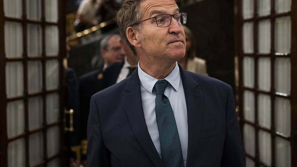 Alberto Nunez Feijoo, Vorsitzender der PP und Kandidat für das Amt des Regierungspräsidenten, verlässt das Unterhaus. Foto: Bernat Armangue/AP
