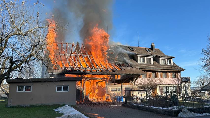 Scheune gerät in Tuttwil in Vollbrand – zwei Personen verletzt