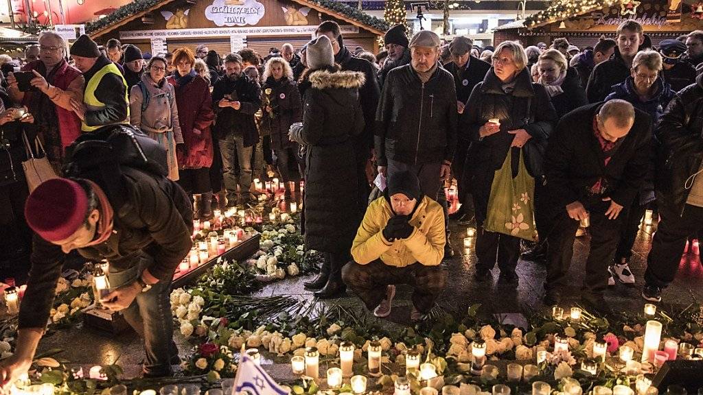 Trauer nach dem Anschlag auf einen Berliner Weihnachtsmarkt im Dezember 2016. Die Polizei gibt sich in einem Bericht zu ihrem Vorgehen selbstkritisch.