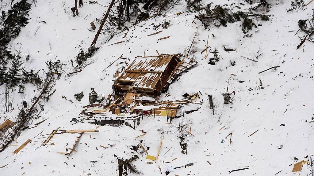 Die Lawine beschädigte zehn bis zwölf Chalets in einem Weiler oberhalb der Gemeinde Salvan VS.