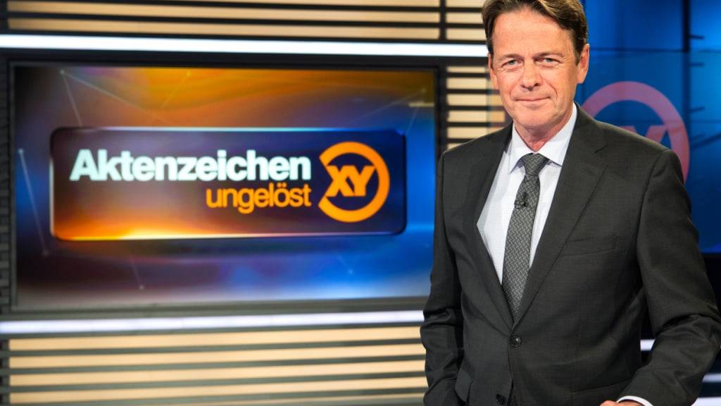 ARCHIV - ZDF-Moderator Rudi Cerne im Studio der Sendung «Aktenzeichen XY ... ungelöst». Foto: Sina Schuldt/dpa