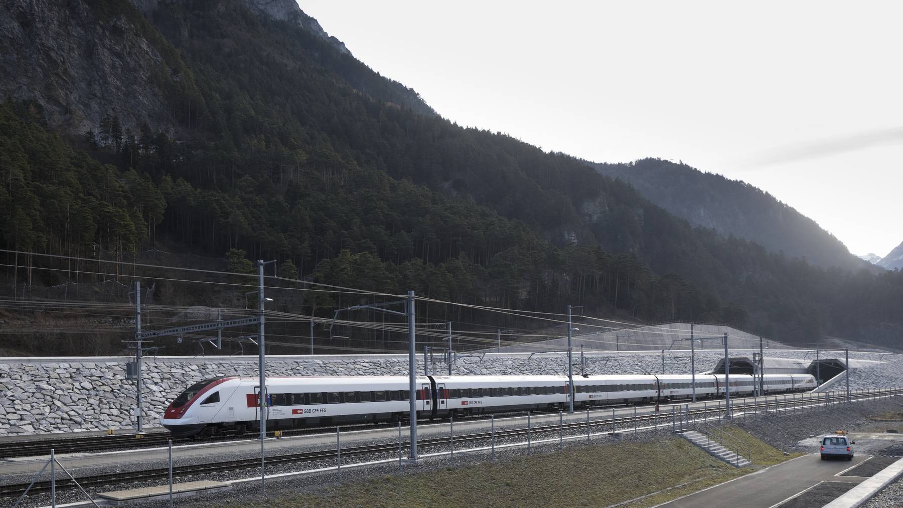 Ein Personenzug der SBB verlaesst das Nordportal des Gotthard-Basistunnels in Richtung Norden, aufgenommen am Sonntag, 11. Dezember 2016, in Erstfeld. Der heutige 11. Dezember ist ein besonderer Tag fuer die Schweiz: Nach 17 Jahren Bauzeit wird der Gotthard-Basistunnel, mit 57 Kilometern der laengste Tunnel der Welt, feierlich in den regulaeren Fahrplan aufgenommen. 