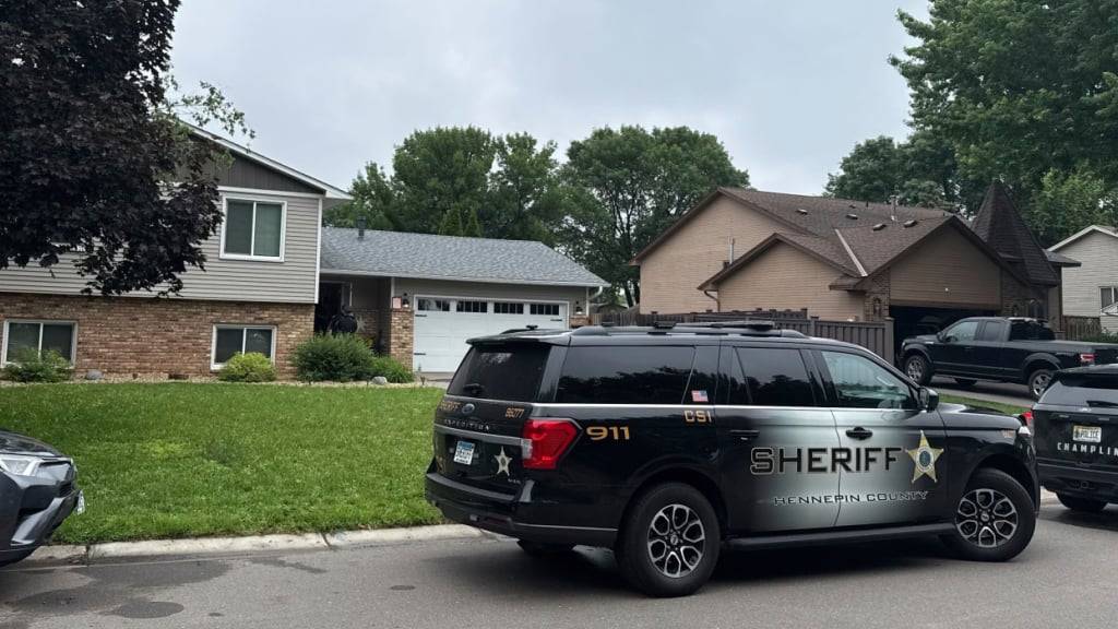 HANDOUT - Polizei und Strafverfolgungsbehörden untersuchen in Champlin, Minnesota, das Haus von Senator John Hoffman und seiner Frau, auf die zuvor mehrfach geschossen wurde. Die demokratische US-Politikerin Melissa Hortman und ihr Ehemann sind erschossen worden. US-Gouverneur Walz sprach von einer offenbar politisch motivierten Tat. Foto: Tim Sullivan/AP/dpa