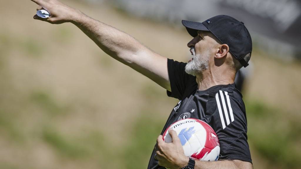 Auf nach Europa: Servettes Trainer Thomas Häberli zeigt, wohin der Weg der Genfer führen soll