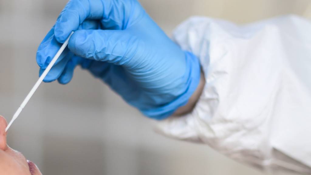 In den letzten zwei Wochen wurden mehr Covid-19-Infektionen als Grippe-Erkrankungen nachgewiesen. (Archivbild)