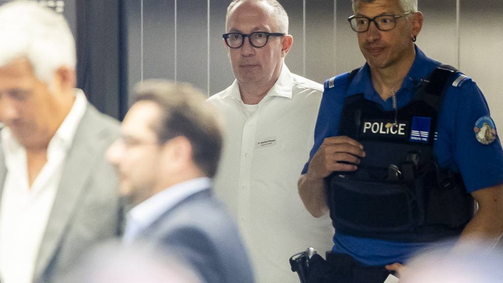 Anfang Woche hörte die Walliser Staatsanwaltschaft den Gemeindepräsidenten von Crans-Montana, Nicolas Féraud (M.), an.