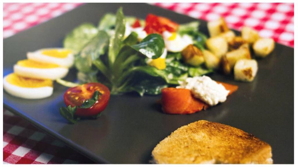 Nüsslisalat mit Ei, Tomaten, Lachsstreifen und Croutons