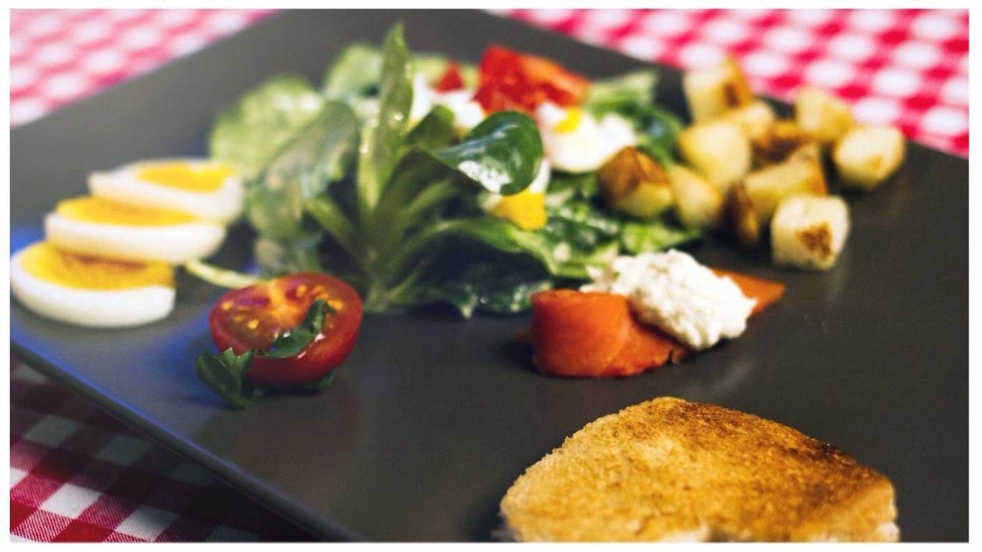 Nüsslisalat mit Ei, Tomaten, Lachsstreifen und Croutons