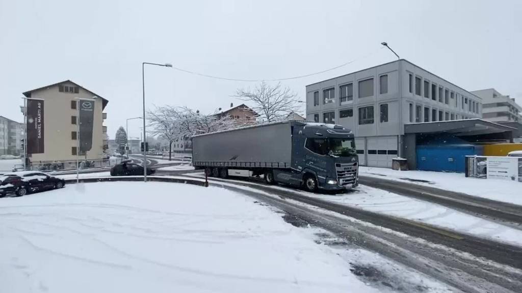 «Zu kurze Schneeketten dabei» – Lastwagen und Autos hatten Mühe
