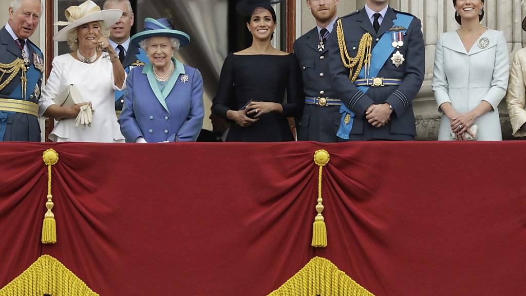 Queen Elizabeth und weitere Mitglieder der Königsfamilie haben an der 100-Jahr-Feier der Royal Air Force teilgenommen.