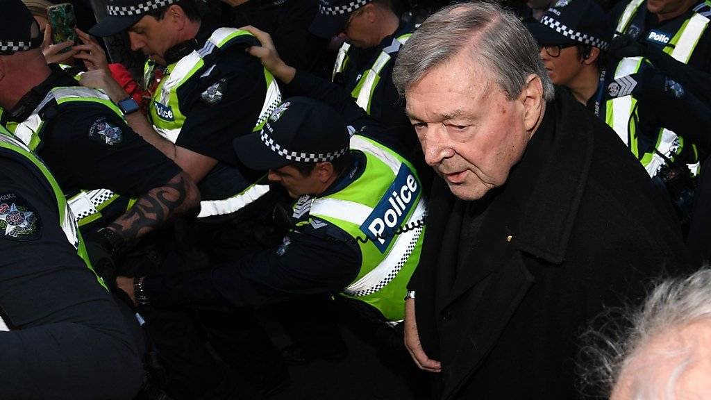 Missbrauchsvorwürfe gegen die bisherige Nummer drei im Vatikan: Der australische Kardinal George Pell musste in Melbourne zur ersten Anhörung vor Gericht.