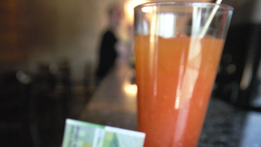 Die italienische Finanzpolizei hat Aktien des Spirituosenkonzerns Campari im Wert von fast 1,3 Milliarden Euro beschlagnahmt. Hintergrund sind Vorwürfe, dass bei Geschäften im Ausland in grossem Stil Steuern hinterzogen worden sind. (Symbolbild)