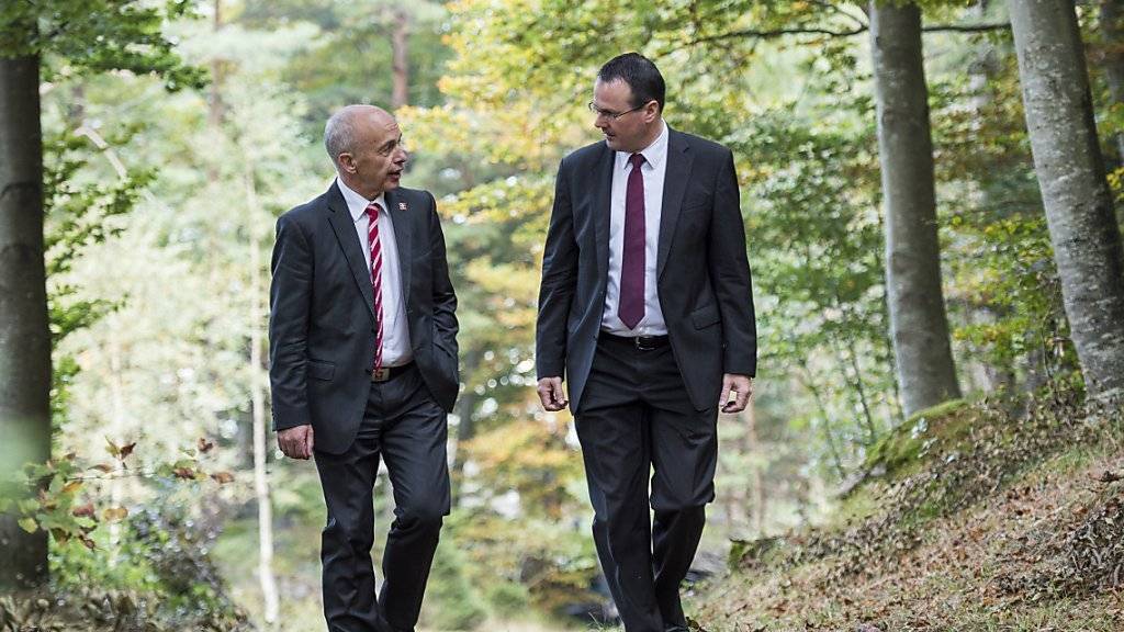 Spazierungang im Wald 30 Jahre nach der Feuersbrunst:  Bundesrat Ueli Maurer und der Liechtensteiner stellvertretende Regierungschef Thomas Zwiefelhofer.