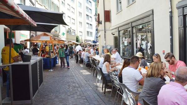 Ein Viertelkilometer Genuss. Die Grande Tavolo in Chur. (Bild: charlys-foto.ch)