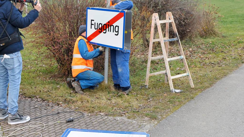 ABD0083_20201202 - FUCKING - ÖSTERREICH: Arbeiter beim Wechsel des Ortsschildes des Ortes «Fucking» in Oberösterreich auf das Schild mit dem neuen Ortsnamen «Fugging» am Mittwoch, 2. November 2020. - FOTO: APA/MANFRED FESL - 20201201_PD10931
