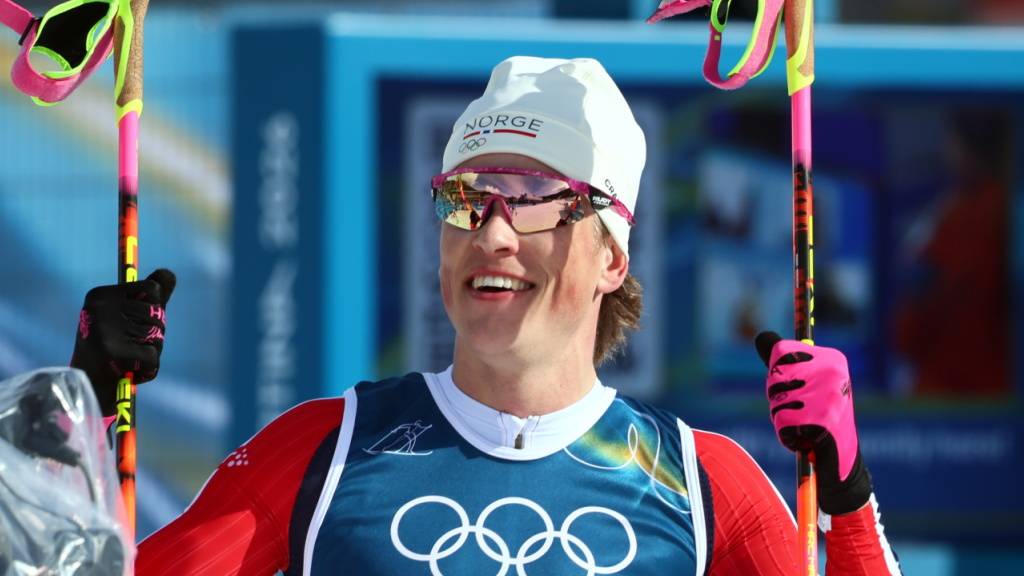 Johannes Klaebo gewinnt erstmals olympisches Gold in einem Distanz-Rennen