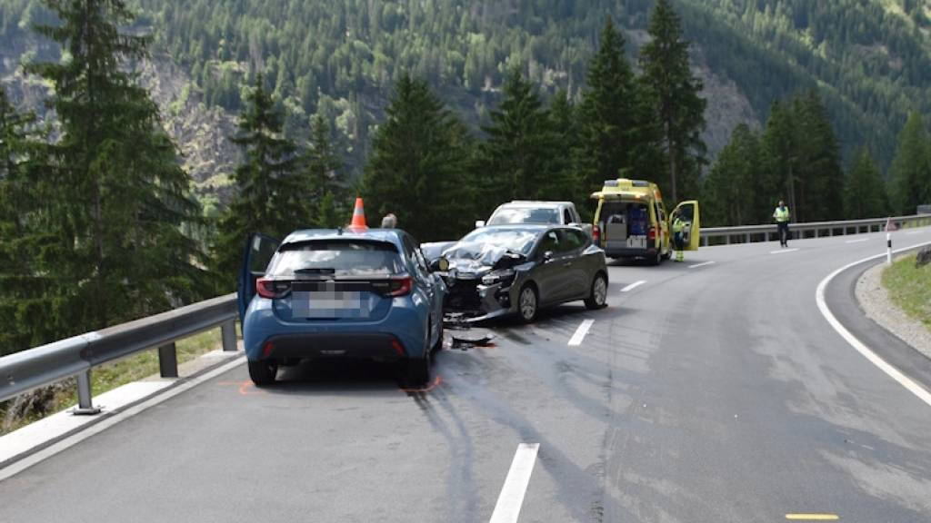 Sekundenschlaf führte zur Kollision im bündnerischen Puschlav mit drei Autos und drei Verletzten.