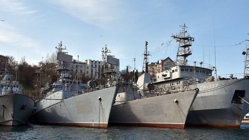 ARCHIV - Im Hafen von Sewastopol in der Ukraine liegen Russische Kriegsschiffe. (Symbolbild/Archivbild) Foto: Ulf Mauder/dpa