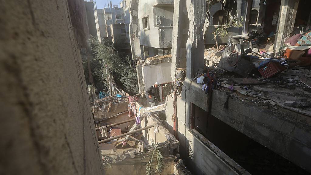 Palästinenser inspizieren die Ruinen eines Gebäudes, nach einem israelischen Bombenangriff. Foto: Mohammed Talatene/dpa