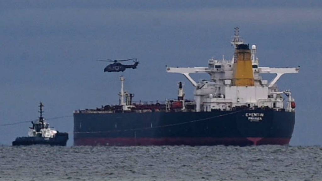 Schlepper halten havarierten Tanker vor Sassnitz in Position