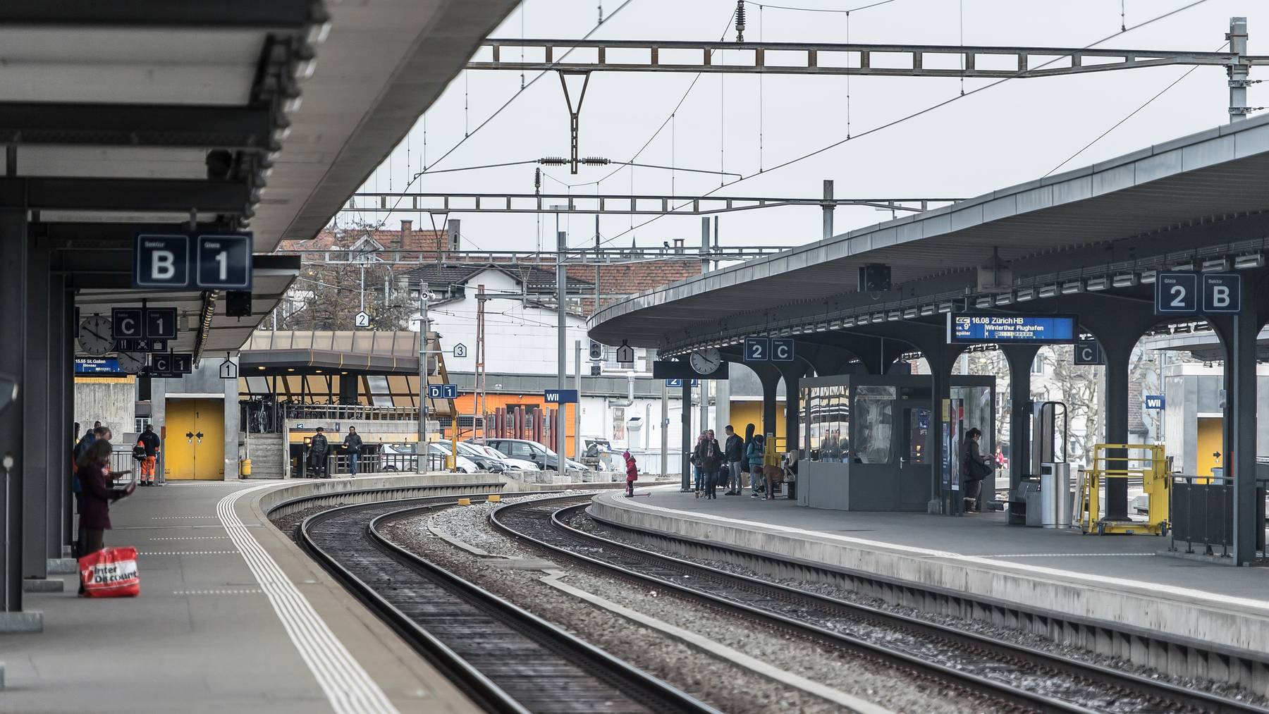 Auch an Ostschweizer Bahnhöfen - wie hier in Wil - könnte die vertraute Durchsagenstimme bald verschwunden sein.