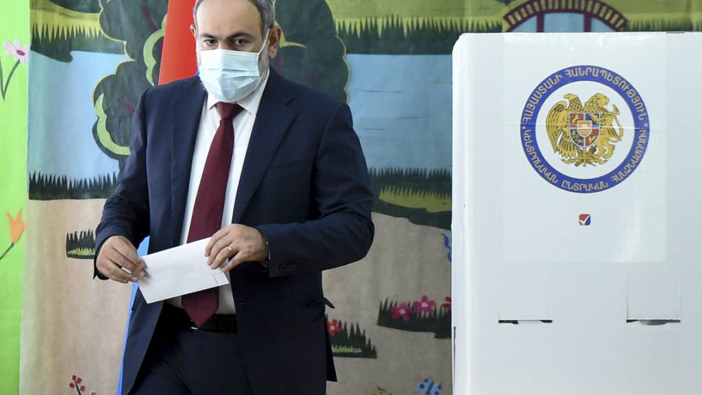 Nikol Paschinjan, Ministerpräsident von Armenien, gibt seine Stimme in einem Wahllokal während der Parlamentswahlen ab. Foto: Lusi Sargsyan/PHOTOLURE/AP/dpa