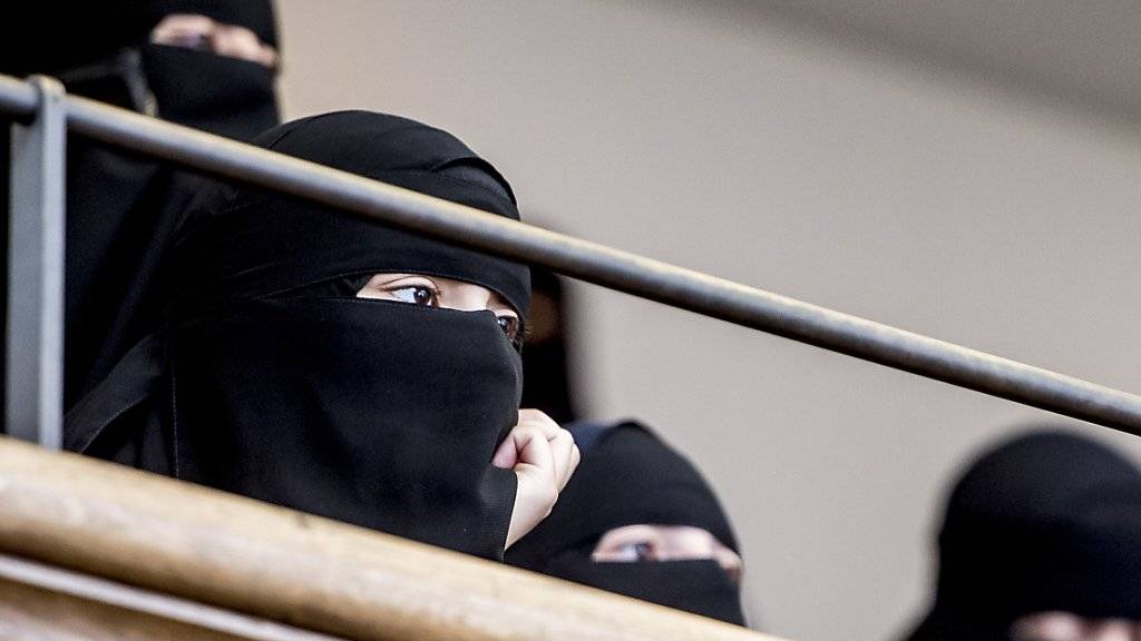 Der Bundesrat will Burka und Nikab nicht verbieten. Er lehnt die Initiative «Ja zum Verhüllungsverbot» ab, will aber gesetzliche Regeln erlassen. (Themenbild)