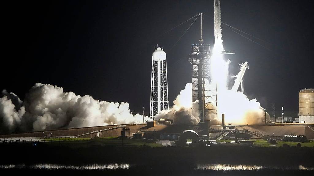 dpatopbilder - Der Start der Polaris Dawn-Mission mit einer Falcon 9-Rakete vom Kennedy Space Center in Florida. Foto: John Raoux/AP/dpa