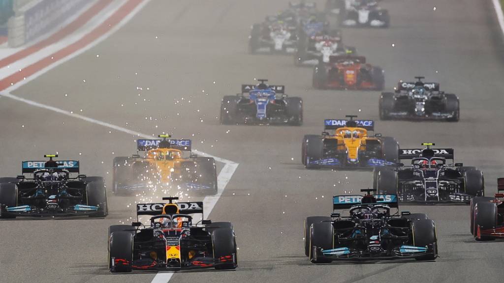 Max Verstappen im Red Bull (vorne links) und Lewis Hamilton im Mercedes liefern sich beim Saisonauftakt in Bahrain ein hartes Duell