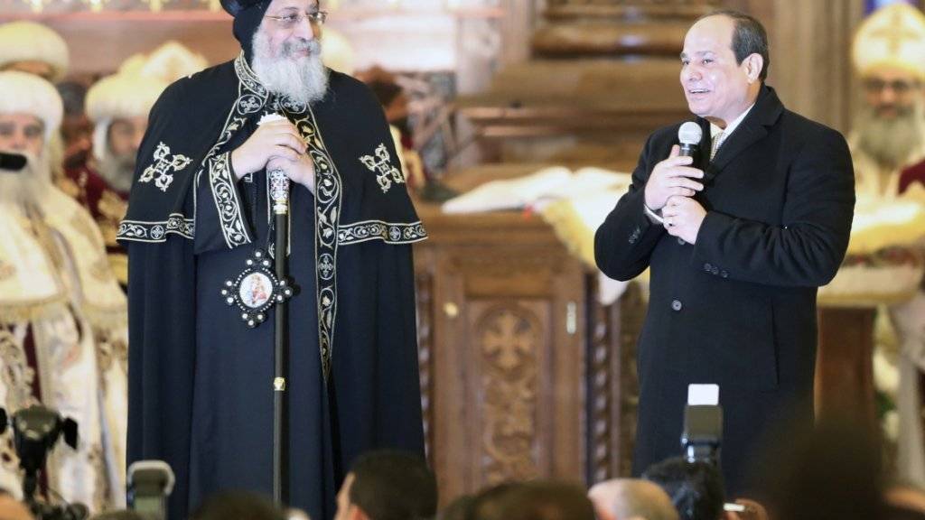 Ägyptens Präsident Abdel Fattah al-Sisi hat eine neue riesige Kathedrale für die christliche Minderheit im Land eröffnet. Der Kopten-Papst Tawadros II. (l) bezeichnete die Eröffnung als beispiellos «in der Geschichte».
