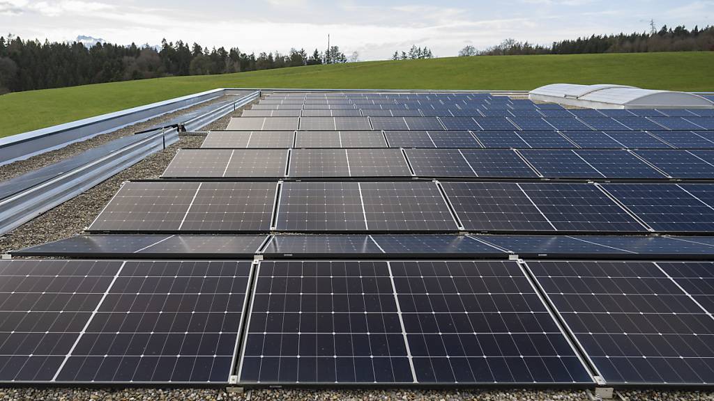 Eine Solaranlage im Werkhof Gulmmatt bei Baar im Kanton Zug. Nach einer Analyse der Denkfabrik Ember nimmt die Stromgewinnung aus Sonnenlicht weltweit weiter zu.