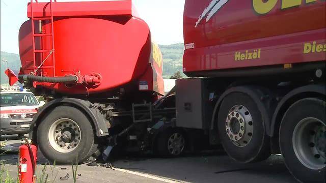 Militärfahrzeug kracht in Lastwagen