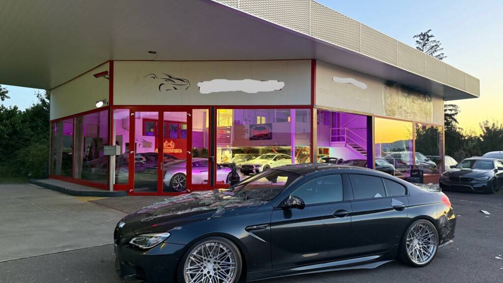 In dieses Autogeschäft in Trasadingen SH brachen drei Jugendliche in der Nacht auf Mittwoch mit dem im Vordergrund stehenden Auto ein