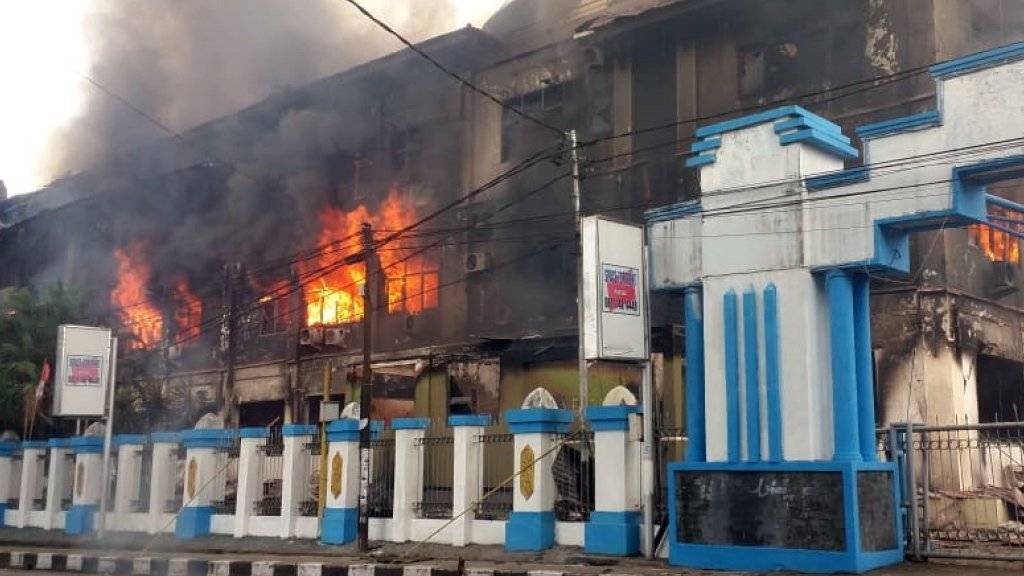 Demonstranten in West-Papua haben am Montag das lokale Parlamentsgebäude in Brand gesetzt, weil das Gerücht umlief, dass ein Demonstrant bei einer Kundgebung am Freitag ums Leben gekommen sei.