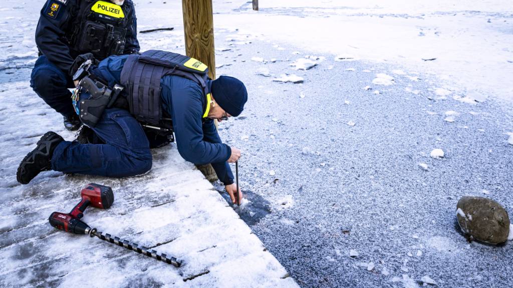 Komplett zugefroren ist der Katzensee bereits. Aber ist die Eisdicke auch genügend stabil, um den See für die Bevölkerung freizugeben? Polizisten prüften am Mittwochnachmittag die Eisdicke. Ergebnis: Der See bleibt noch gesperrt.