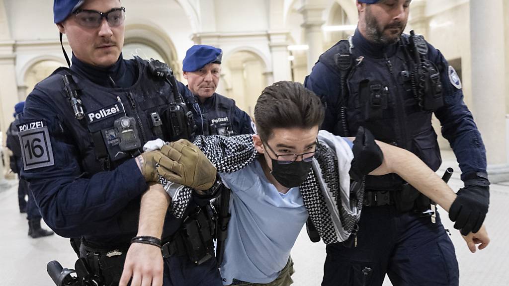 Nach wenigen Stunden war der Sitzstreik an der ETH Zürich zu Ende. Am frühen Nachmittag trugen Polizisten die Palästina-Demonstrierenden aus der Haupthalle.