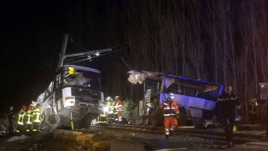 Rettungskräfte arbeiten an der Unfallstelle, an der ein Zug mit einem Schulbus kollidiert ist. Gut vier Jahre nach dem tödlichen Unfall in Südfrankreich ist ein Prozess gegen die Busfahrerin angeordnet worden. Das teilte die Staatsanwaltschaft von Marseille am Dienstag mit.