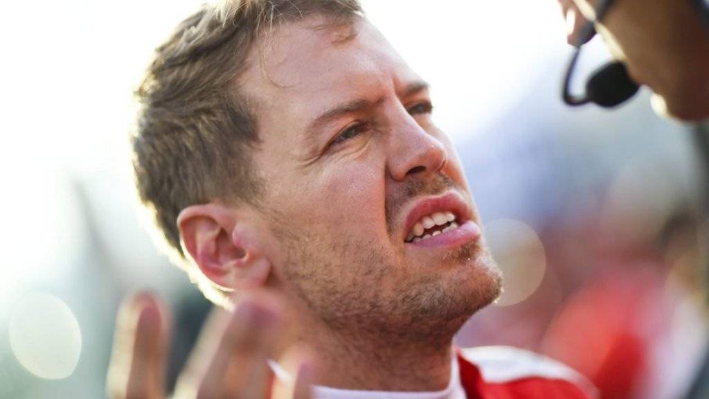 Per Funk bringt die Verständigung mit Händen und Füssen nicht viel: Deshalb will Ferrari-Pilot Sebastian Vettel, der sich nach den Rennen gerne auf diese Weise beim Team bedankt, an seinen Italienischkentnissen feilen (Archiv).