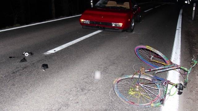 Fahrrad im Dunkeln von Ferrari erfasst