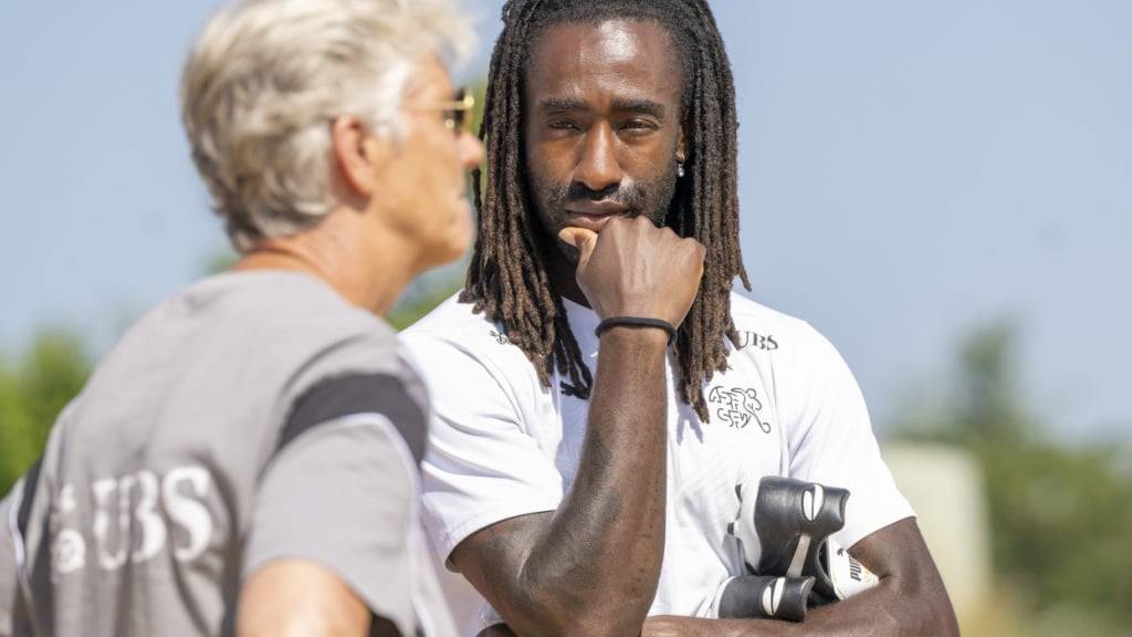Im engen Austausch mit Nationaltrainerin Pia Sundhage: der sportliche Koordinator Johan Djourou