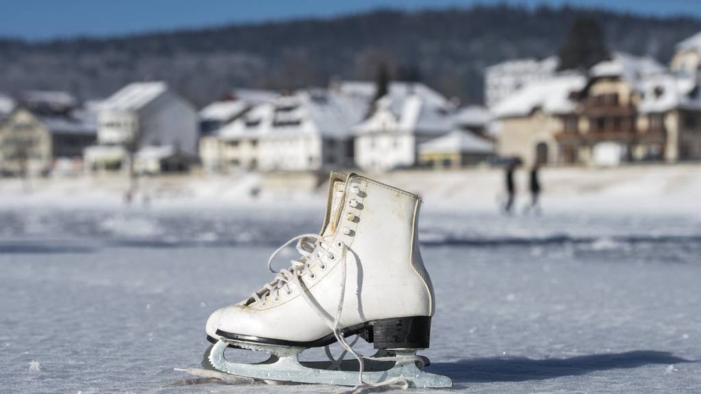 Eiskunstlaufschuhe gibt es im öffentlichen Verleih meist nur in Weiss. (KEYSTONE/Leo Duperrex)