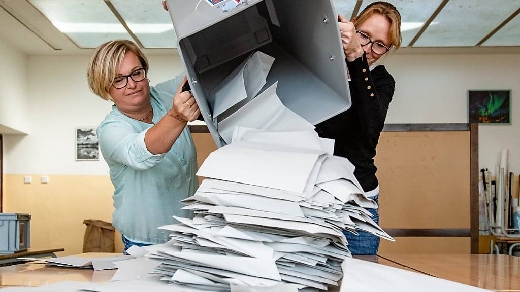 ARCHIV - Eine Wahlurne wird geleert, hier bei den tschechischen Kommunalwahlen vom September 2022. Foto: Taneèek David/CTK/dpa