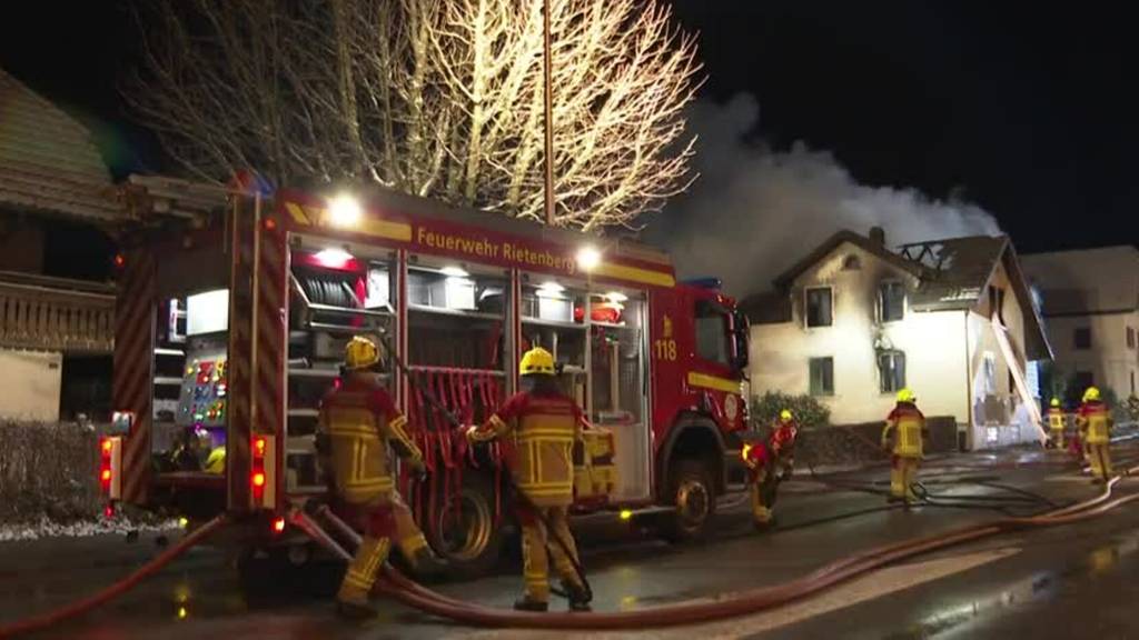 Ein Toter nach Brand in Einfamilienhaus geborgen