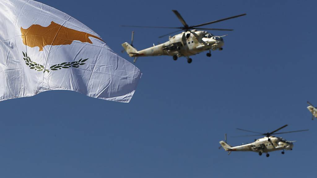 Militärhubschrauber der zypriotischen Luftstreitkräfte bei euner Militärparade zum 60. Jahrestages der Unabhängigkeit Zyperns. Foto: Petros Karadjias/AP/dpa