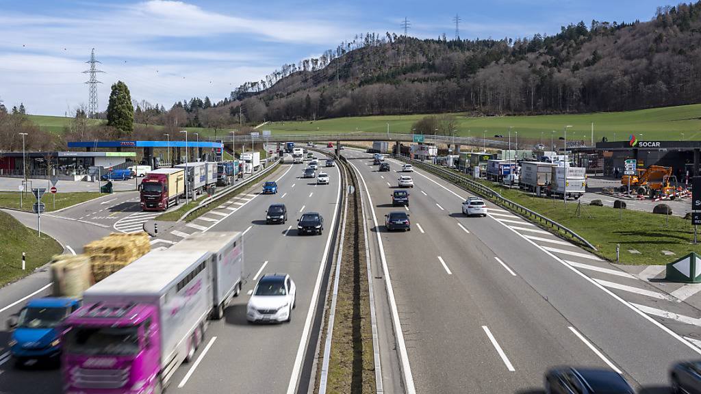 Die Autobahn A1 bei der Raststätte Grauholz BE soll auf acht Spuren ausgebaut werden. (Archivbild)
